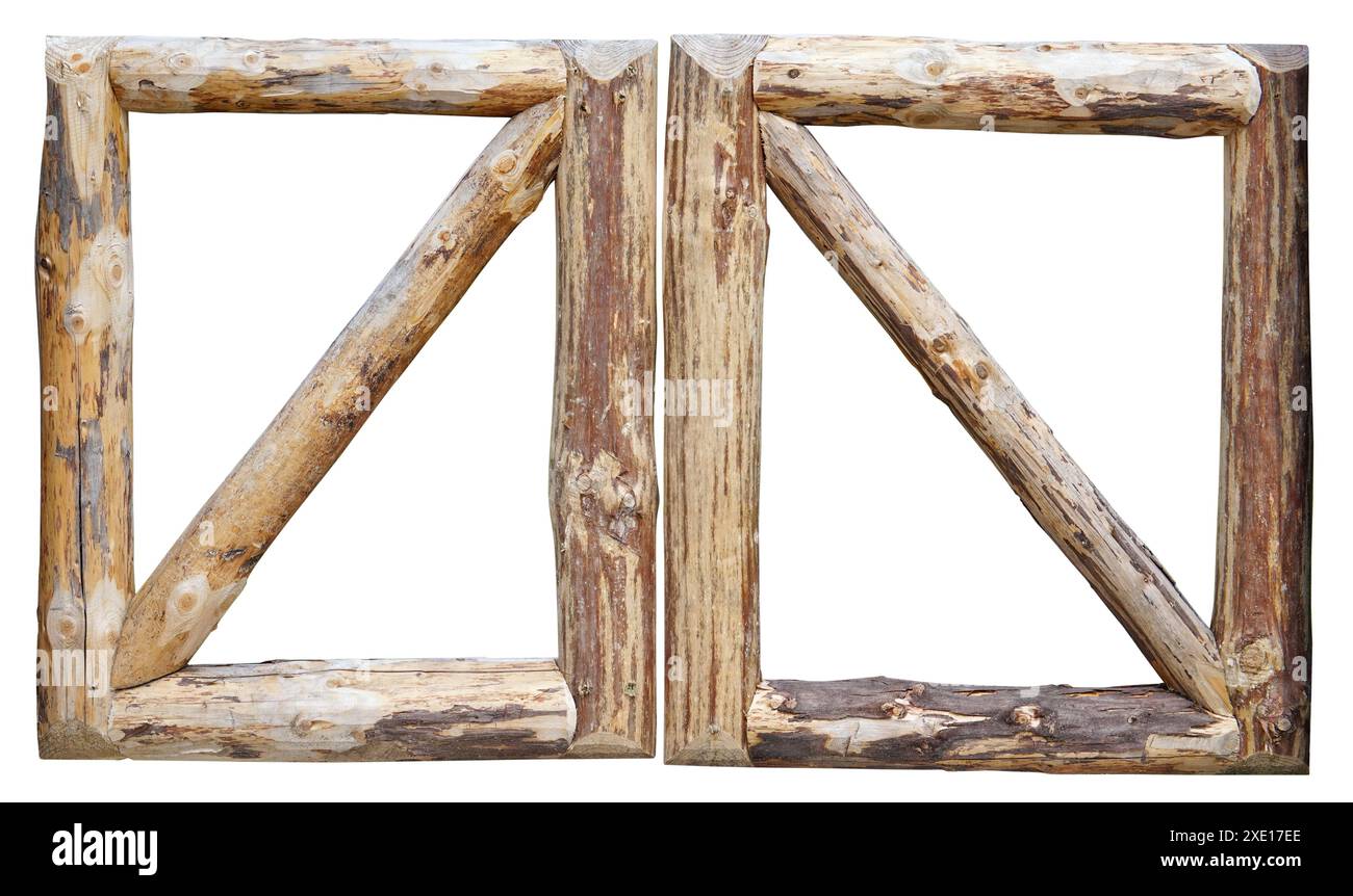 Das Tor im rustikalen Zaun besteht aus isolierten Kiefernstämmen Stockfoto