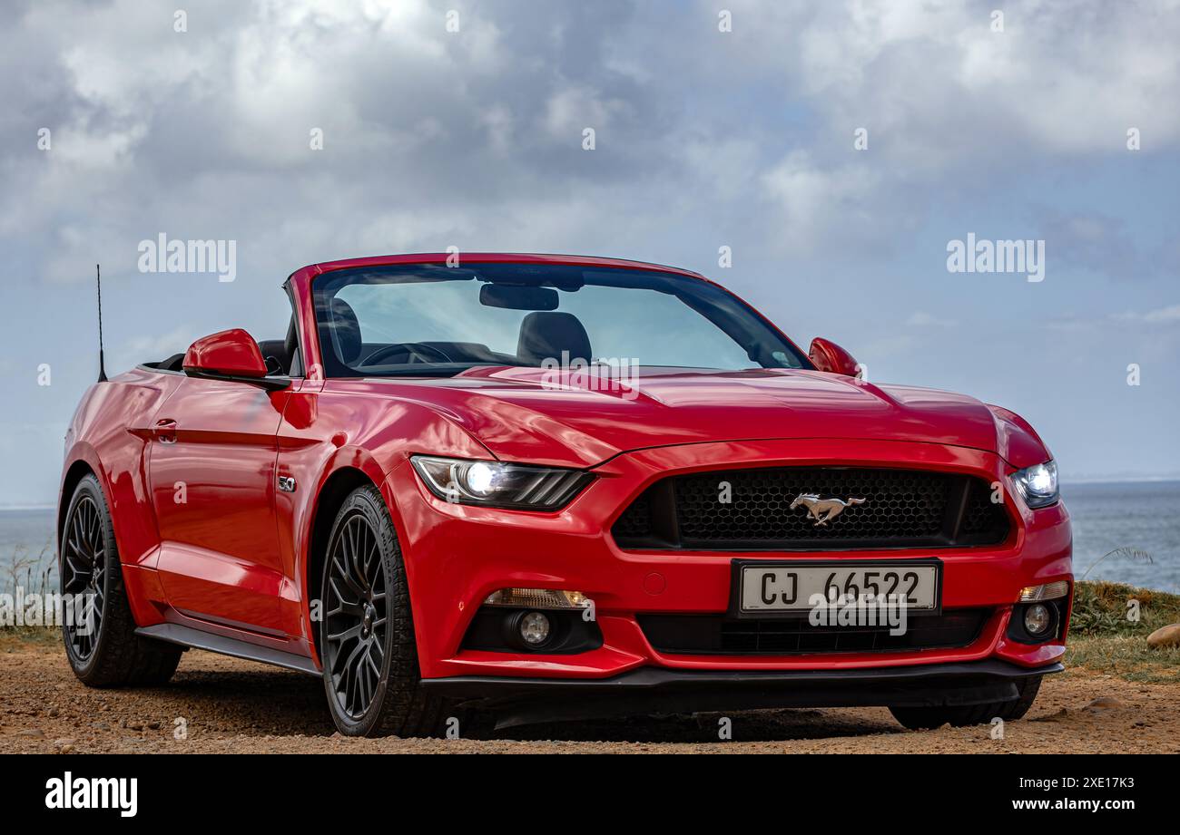 Amerikanisches Muscle Car, roter Ford Mustang, sechste Generation auf dem Land. S550, Ponywagen. Südafrika - 23. Oktober 2023 Stockfoto