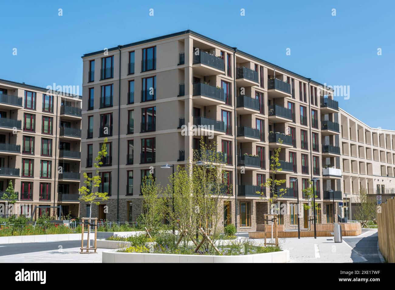 Wohngebiet mit modernen braunen Wohngebäuden in Berlin Stockfoto