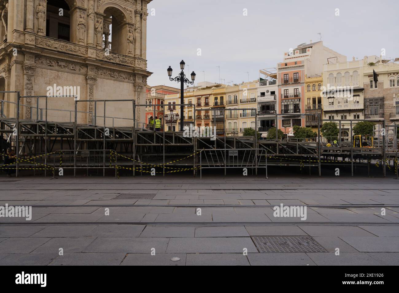 Bau temporärer Sitzplätze vor historischen Gebäuden in Sevilla, wahrscheinlich für eine bevorstehende öffentliche Veranstaltung Stockfoto