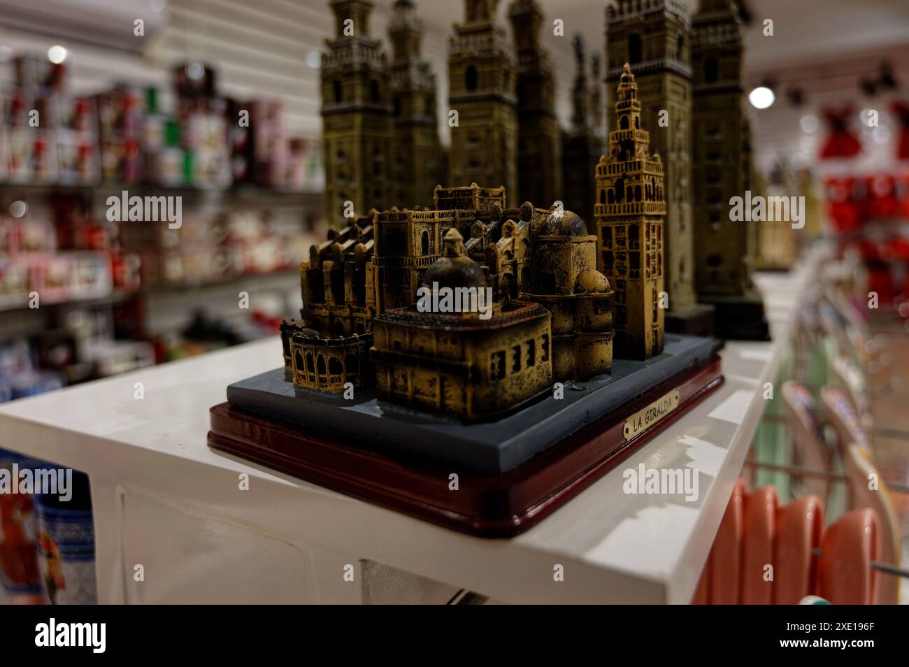 Miniaturmodelle von sevillas berühmten Wahrzeichen, einschließlich des giralda-Turms und der Kathedrale, werden in einem klassischen Souvenirshop ausgestellt Stockfoto