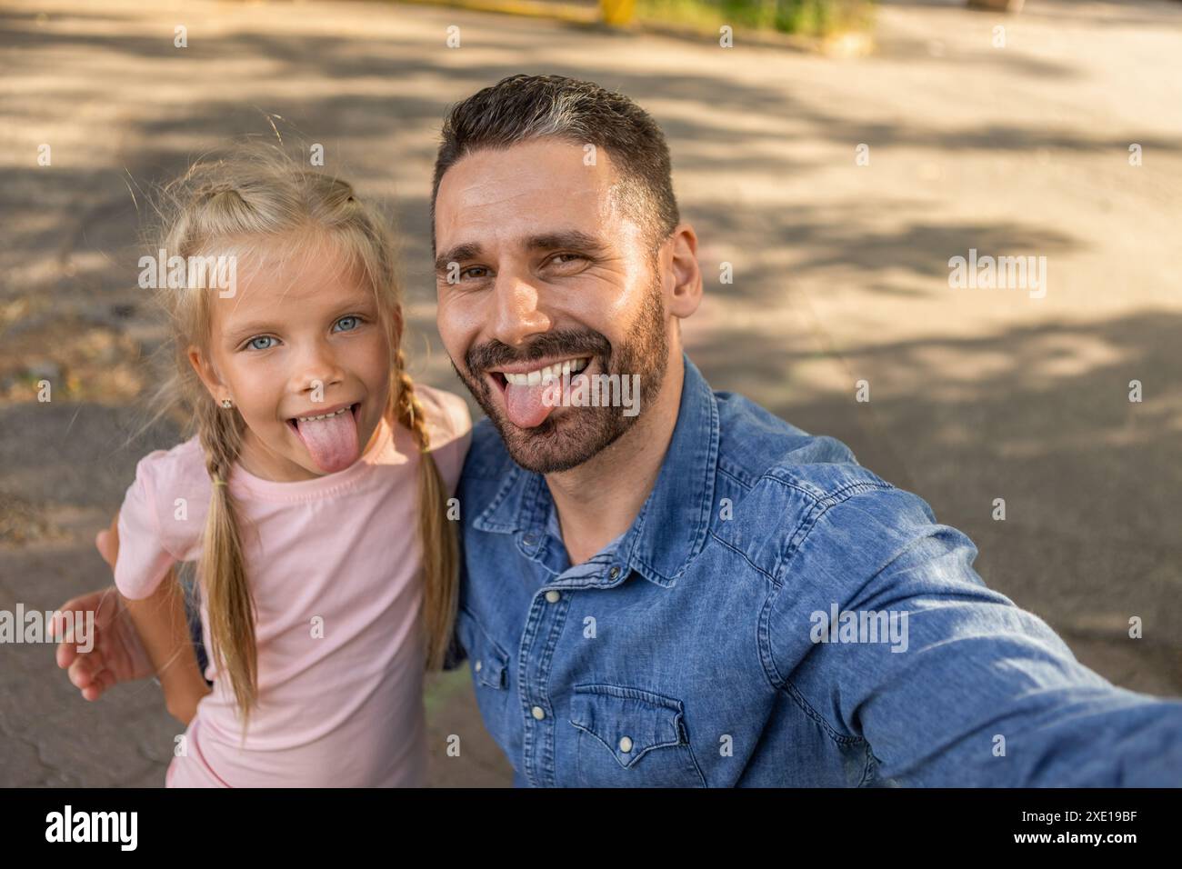 Glücklicher Vater und Tochter, die draußen ein Selfie machen Stockfoto