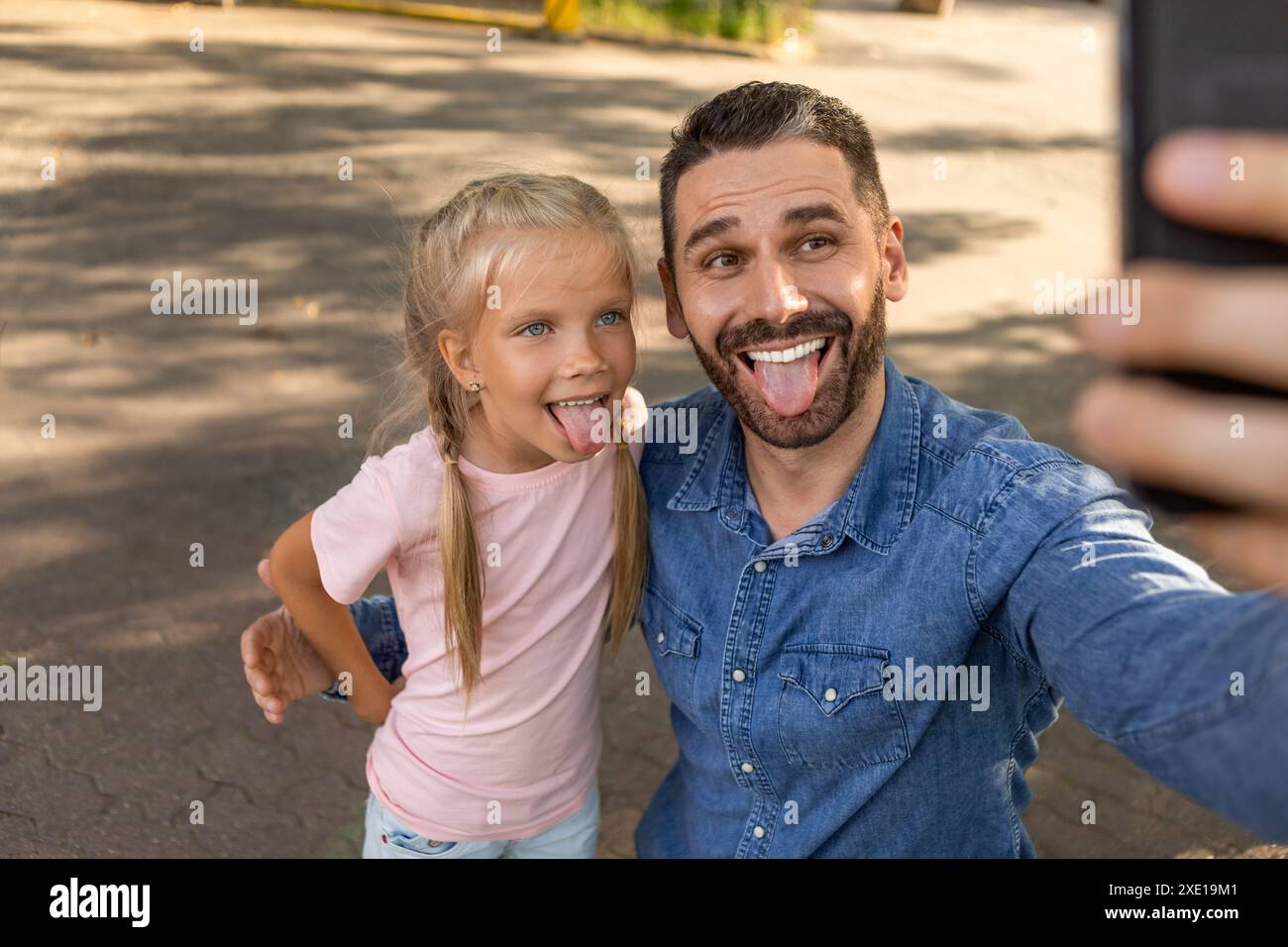Vater Und Tochter Nehmen Lustiges Selfie Draußen Stockfoto