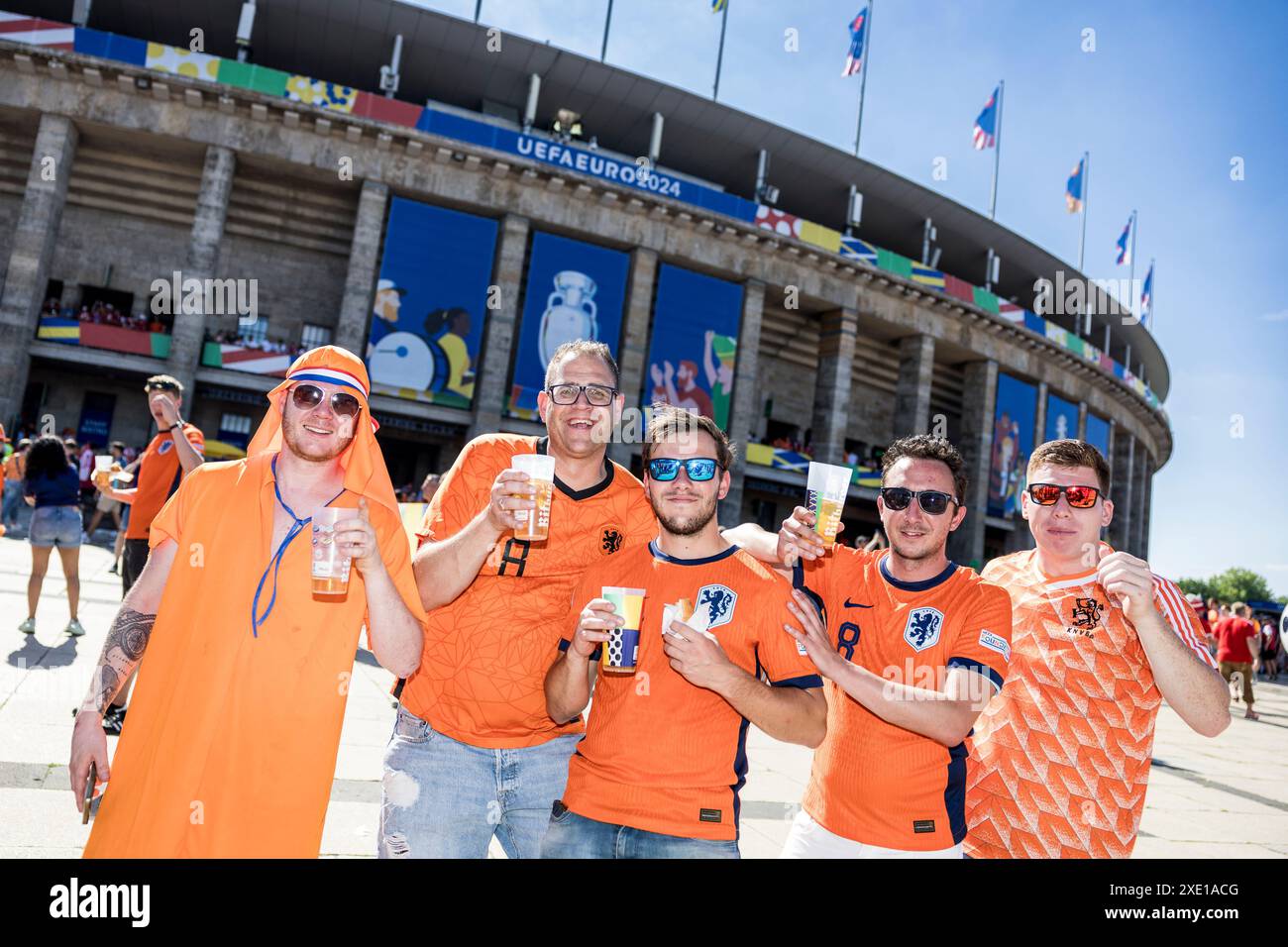 Berlin, Deutschland. Juni 2024. Fußballfans der Niederlande kommen im Olympiastadion in Berlin zum UEFA Euro 2024-Spiel in der Gruppe D zwischen den Niederlanden und Österreich. Quelle: Gonzales Photo/Alamy Live News Stockfoto