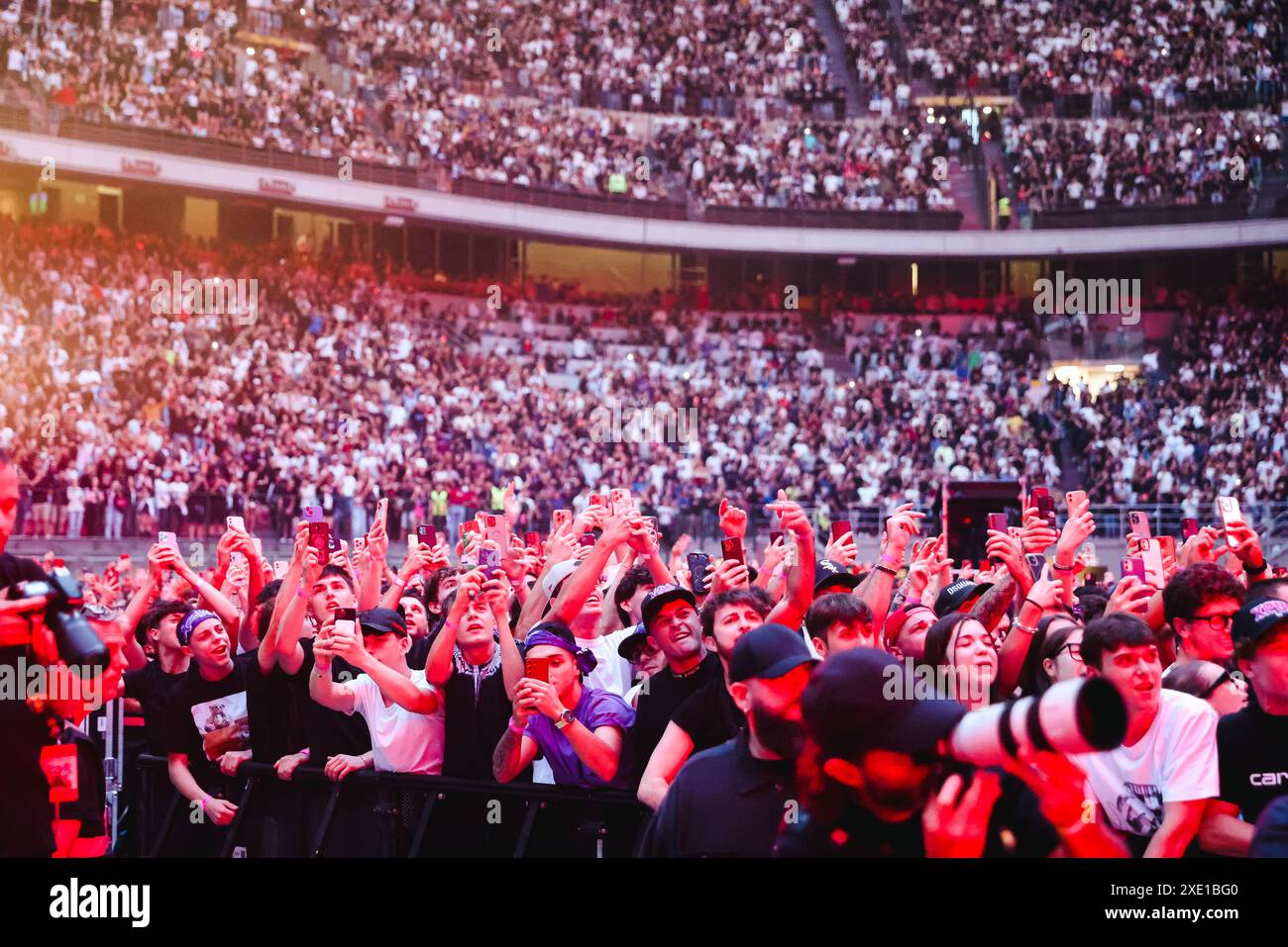 Mailand, Sfera Ebbasta tritt während der X2VR TOUR 2024 zum ersten Mal live im San Siro Stadion auf. Auf dem Foto: Publikum beim Konzert Stockfoto