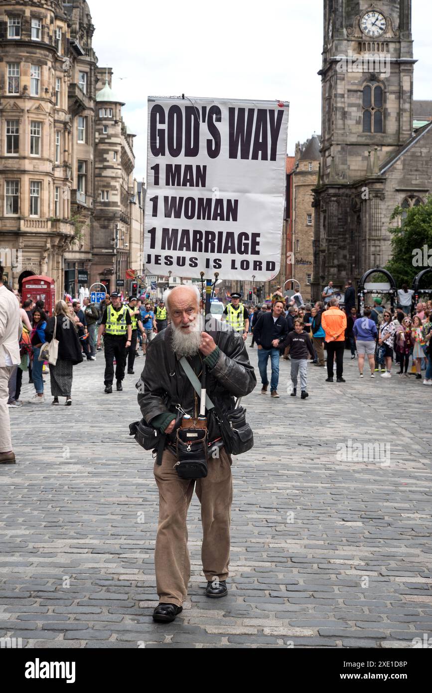 Christlicher Straßenprediger machte seine Ansichten auf der Royal Mile vor Edinburgh Pride 2024 bekannt. Stockfoto