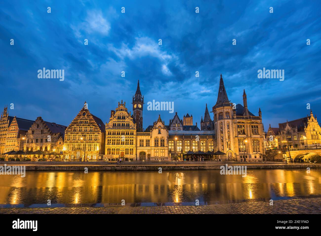 Gent Belgien, nächtliche Skyline an der St. Michael's Bridge mit Leie und Korenlei Stockfoto