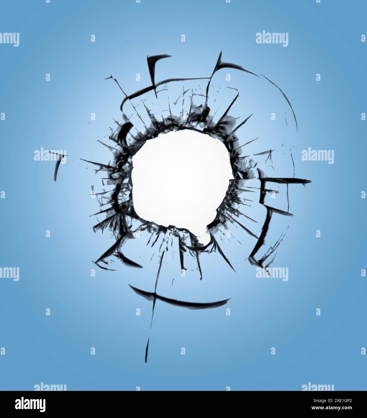 Schusslöcher im Fenster gegen den blauen Himmel. Die Folgen von Schalen und Rissen am Glas. Stockfoto