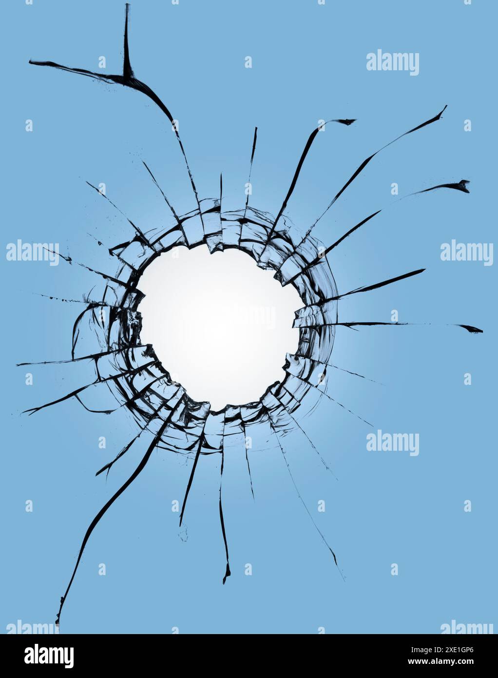Glasbruch mit einem Loch auf blauem Hintergrund und einem Licht in der Mitte. Rissstruktur an einem zerbrochenen Fenster von Explosio Stockfoto