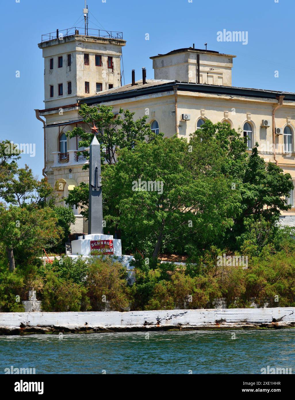 Sewastopol, Krim - 3. Juli 2019. Das Gebäude des Marinekrankenhauses, 1783 gegründet und Denkmal für die Zerstörung von Swobodny auf Pawlow Stockfoto