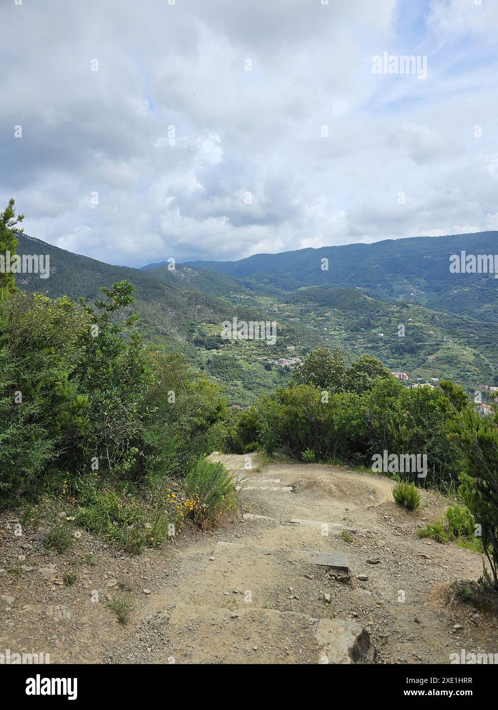 Steiler bergab Pfad in Monterosso. Treppen teilweise mit Sand und Kies bedeckt. Vertikales Foto mit Kopierraum. Stockfoto