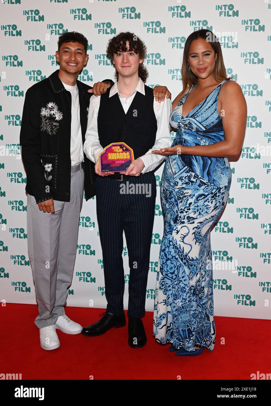 LONDON, GROSSBRITANNIEN. Juni 2024. Ben Mullan, 18 Jahre alt, (C) mit dem One to Watch Award mit den Preismoderatoren Jayden Revri (L) und Zawe Ashton bei den Into Film Awards 2024 am Odeon Luxe Leicester Square am 25. Juni 2024 in London, England. Quelle: Siehe Li/Picture Capital/Alamy Live News Stockfoto