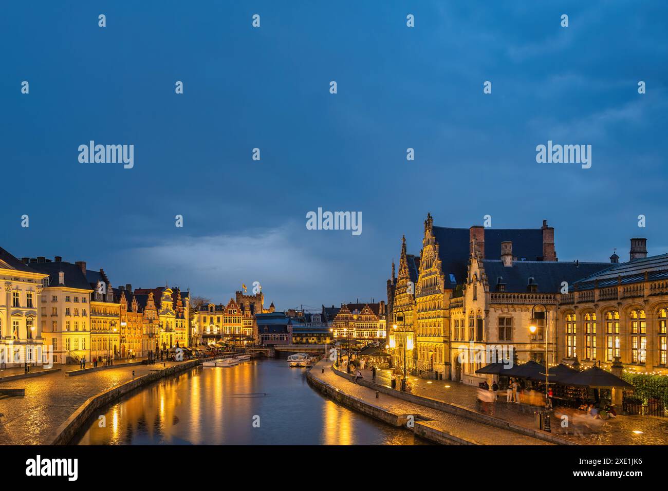 Gent Belgien, nächtliche Skyline der Stadt an der St. Michael's Bridge (Sint-Michielsbrug) mit Fluss Leie und Kor Stockfoto