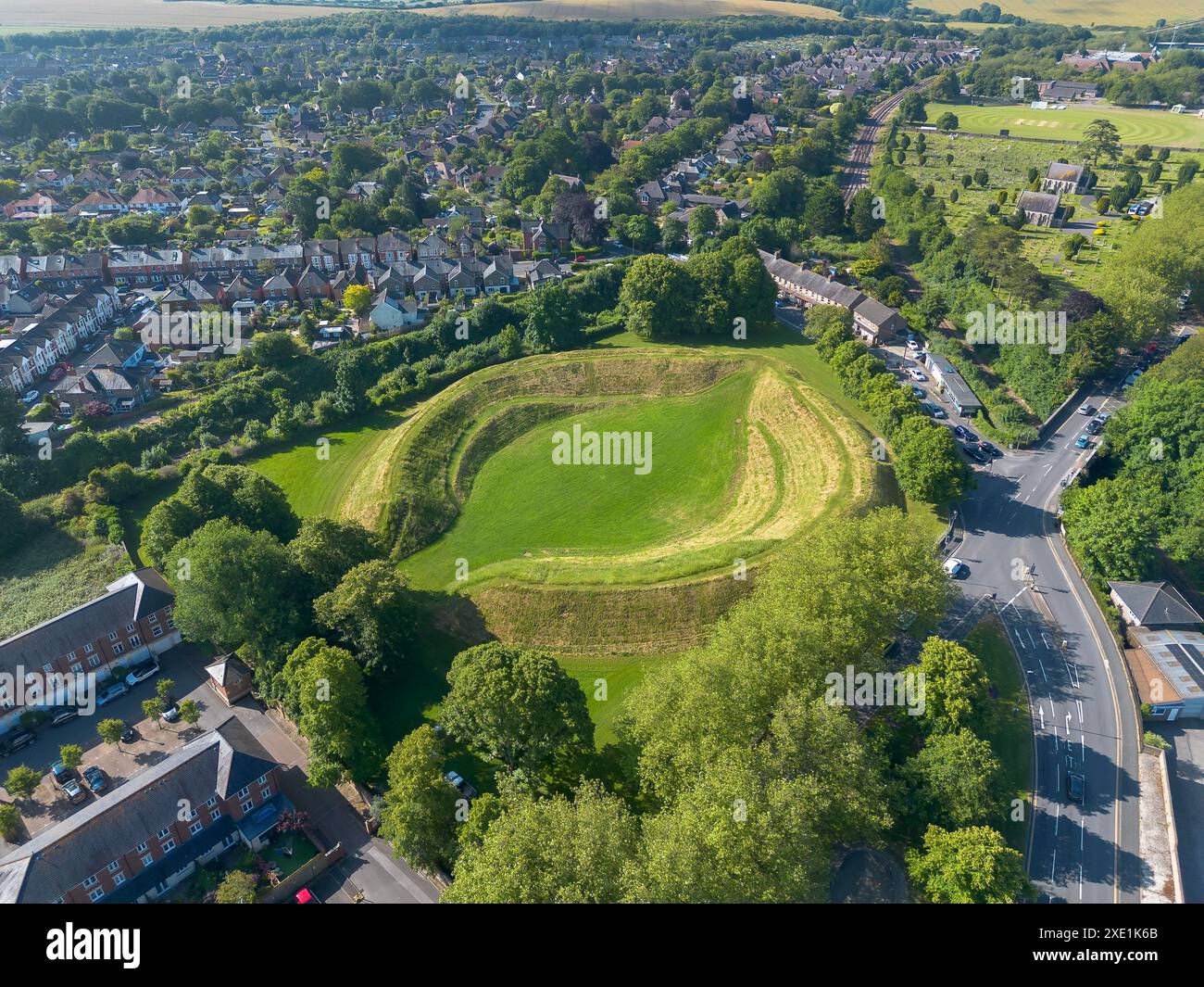 Dorchester, Dorset, Großbritannien. Juni 2024. Wetter in Großbritannien. Aus der Vogelperspektive des Maumbury Rings Amphitheaters in Dorchester in Dorset an einem Tag mit glühend heißer Sonne. Maumbury Rings ist eine neolithische Henge im Süden von Dorchester. Während der römischen Besatzung wurde das Gelände als Amphitheater für die Bürger der nahegelegenen römischen Stadt Durnovaria (Dorchester) umgebaut. Bildnachweis: Graham Hunt/Alamy Live News Stockfoto