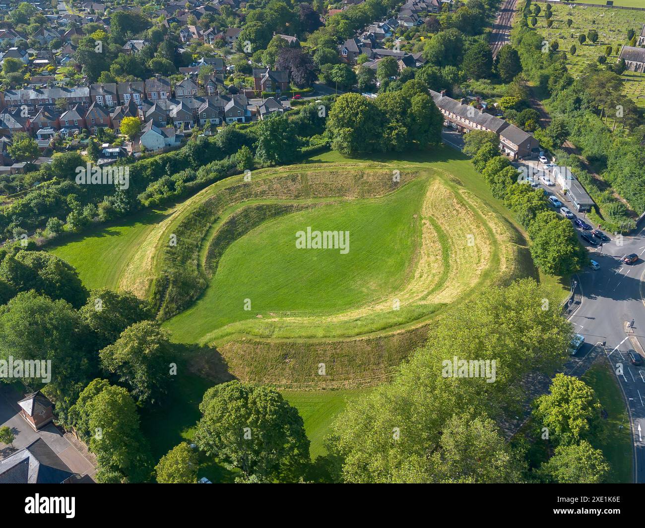Dorchester, Dorset, Großbritannien. Juni 2024. Wetter in Großbritannien. Aus der Vogelperspektive des Maumbury Rings Amphitheaters in Dorchester in Dorset an einem Tag mit glühend heißer Sonne. Maumbury Rings ist eine neolithische Henge im Süden von Dorchester. Während der römischen Besatzung wurde das Gelände als Amphitheater für die Bürger der nahegelegenen römischen Stadt Durnovaria (Dorchester) umgebaut. Bildnachweis: Graham Hunt/Alamy Live News Stockfoto