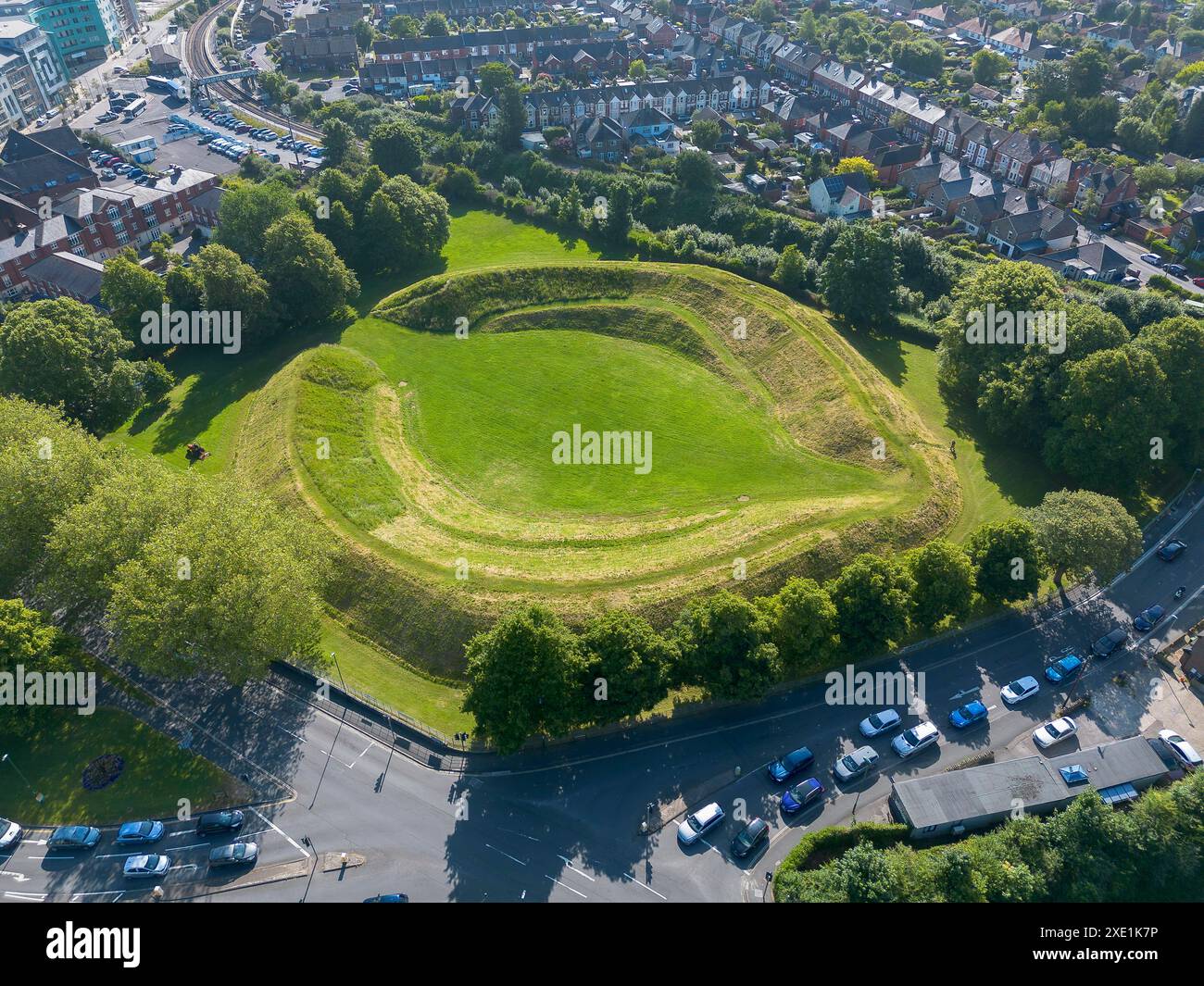 Dorchester, Dorset, Großbritannien. Juni 2024. Wetter in Großbritannien. Aus der Vogelperspektive des Maumbury Rings Amphitheaters in Dorchester in Dorset an einem Tag mit glühend heißer Sonne. Maumbury Rings ist eine neolithische Henge im Süden von Dorchester. Während der römischen Besatzung wurde das Gelände als Amphitheater für die Bürger der nahegelegenen römischen Stadt Durnovaria (Dorchester) umgebaut. Bildnachweis: Graham Hunt/Alamy Live News Stockfoto