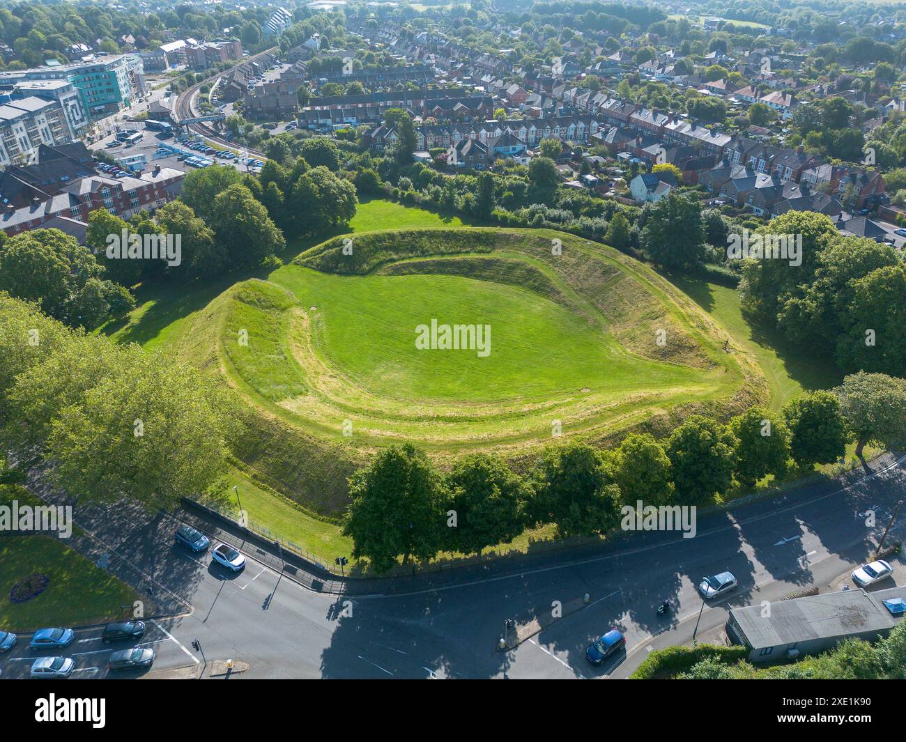 Dorchester, Dorset, Großbritannien. Juni 2024. Wetter in Großbritannien. Aus der Vogelperspektive des Maumbury Rings Amphitheaters in Dorchester in Dorset an einem Tag mit glühend heißer Sonne. Maumbury Rings ist eine neolithische Henge im Süden von Dorchester. Während der römischen Besatzung wurde das Gelände als Amphitheater für die Bürger der nahegelegenen römischen Stadt Durnovaria (Dorchester) umgebaut. Bildnachweis: Graham Hunt/Alamy Live News Stockfoto