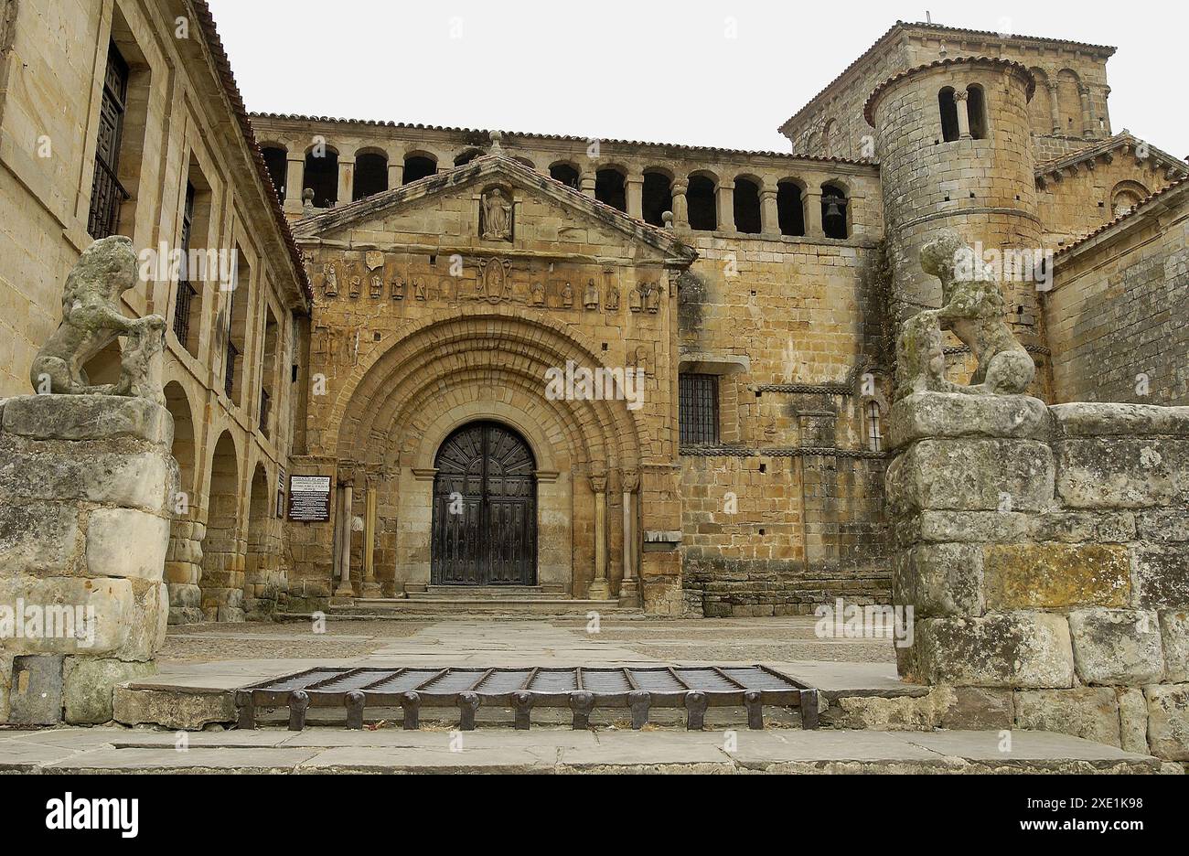 Romanische Stiftskirche. Santillana del Mar in Kantabrien, Spanien Stockfoto