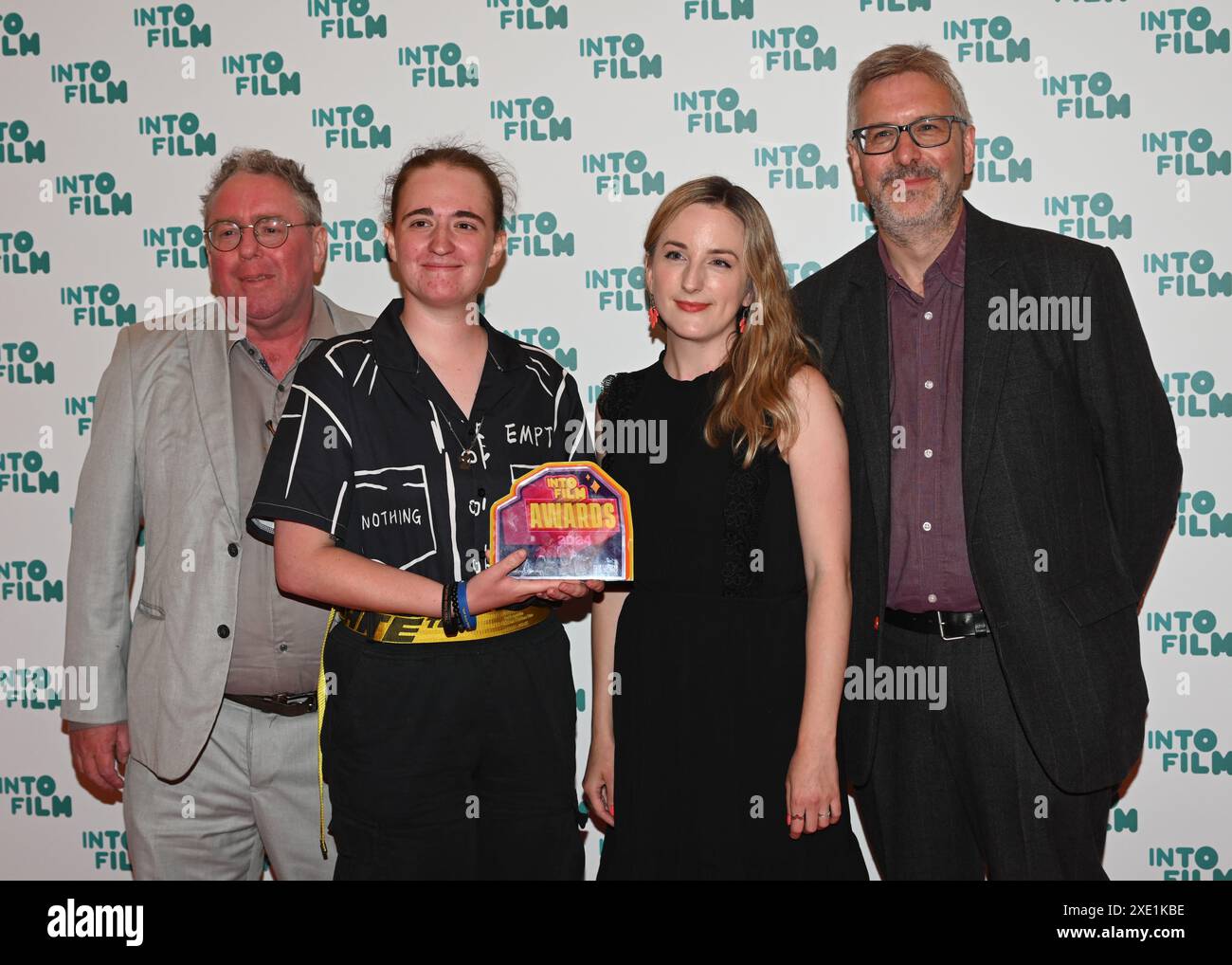 LONDON, GROSSBRITANNIEN. Juni 2024. Preisträger Dougrey Scott (L) mit Mitgliedern der Scottish Youth Film Foundation mit ihrem Filmemacher Champion Award bei den Into Film Awards 2024 am Odeon Luxe Leicester Square am 25. Juni 2024 in London. Quelle: Siehe Li/Picture Capital/Alamy Live News Stockfoto