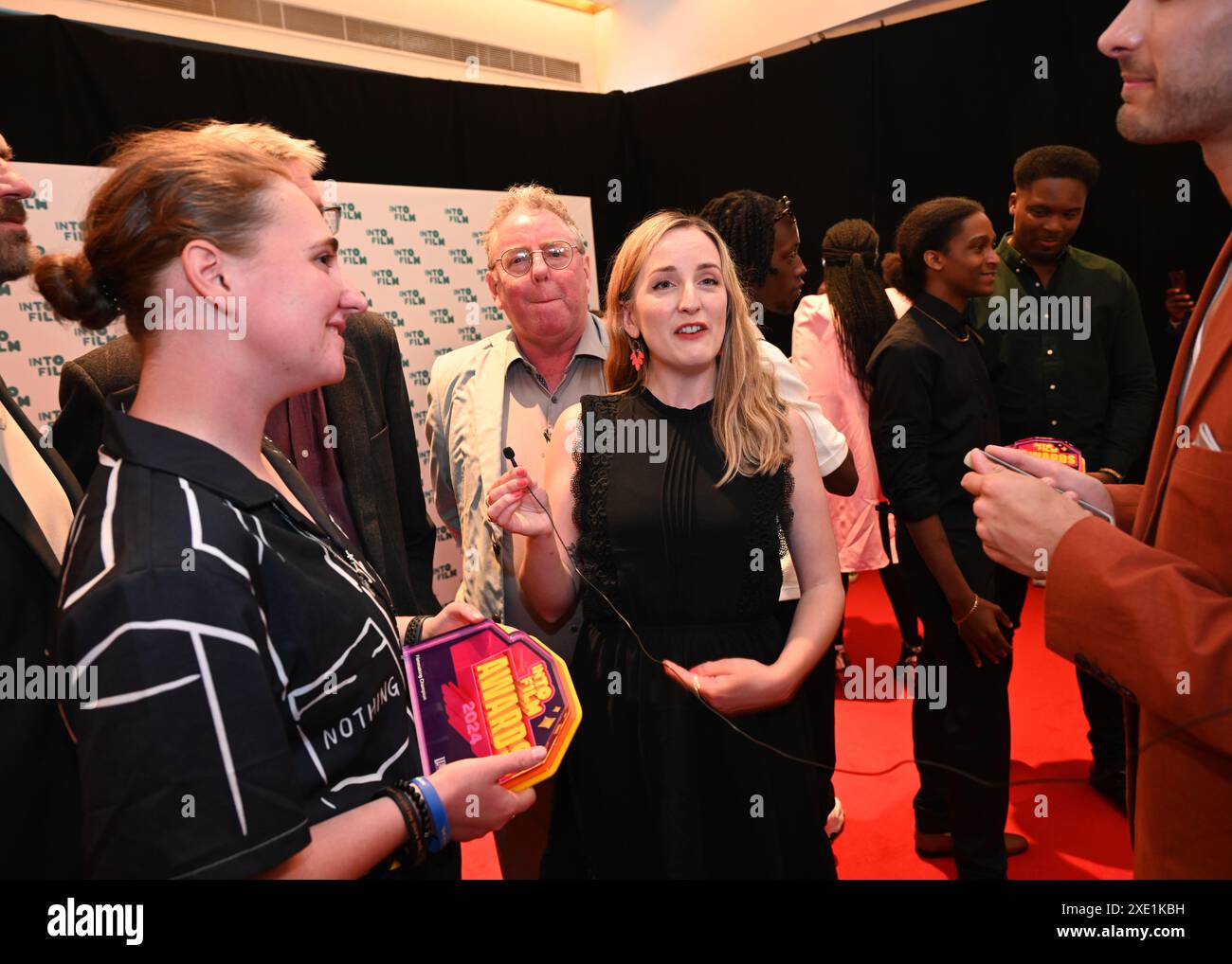 LONDON, GROSSBRITANNIEN. Juni 2024. Preisträger Dougrey Scott (L) mit Mitgliedern der Scottish Youth Film Foundation mit ihrem Filmemacher Champion Award bei den Into Film Awards 2024 am Odeon Luxe Leicester Square am 25. Juni 2024 in London. Quelle: Siehe Li/Picture Capital/Alamy Live News Stockfoto