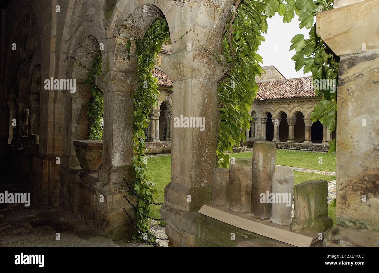 Kreuzgang der romanischen Stiftskirche. Santillana del Mar in Kantabrien, Spanien Stockfoto