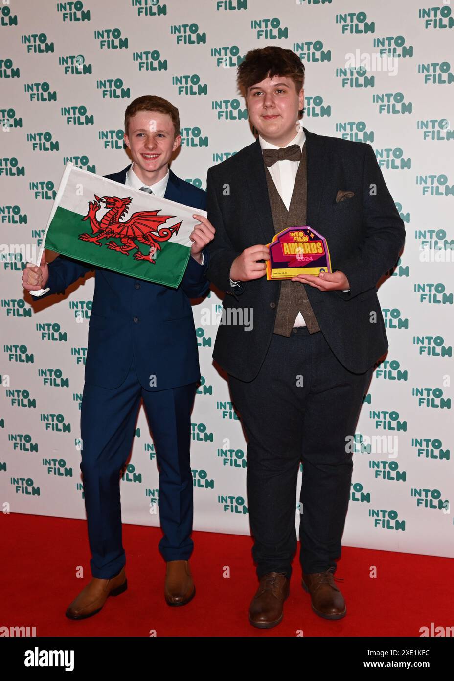 LONDON, GROSSBRITANNIEN. Juni 2024. Junge Filmemacher aus Ysgol Bro Dinefwr mit dem Preis für den besten Film im Alter von 12 bis 15 Jahren bei den Into Film Awards 2024 am Odeon Luxe Leicester Square am 25. Juni 2024 in London. Quelle: Siehe Li/Picture Capital/Alamy Live News Stockfoto