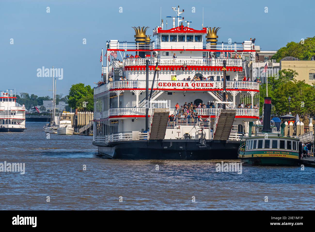 Besucher, die an Bord des Georgia Queen Riverboat entlang der River Street in Savannah, Georgia, gehen für eine Bootstour mit Abendessen auf dem Savannah River. (USA) Stockfoto