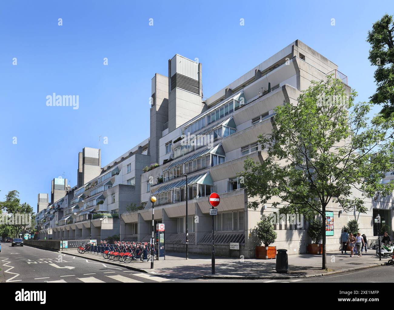 Das Brunswick Centre, London, Großbritannien. Berühmte, brutalistische Wohnsiedlung der 1960er Jahre am Brunswick Square, Bloomsbury. Marchmont Street Höhenlage. Stockfoto