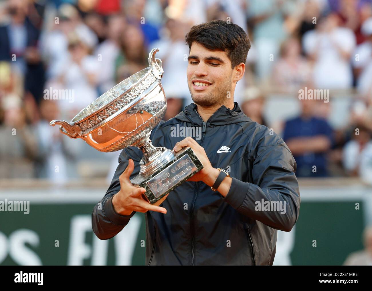 Der Gewinner der French Open 2024 Carlos Alcaraz mit der Trophäe in Roland Garros, Paris, Frankreich. Stockfoto