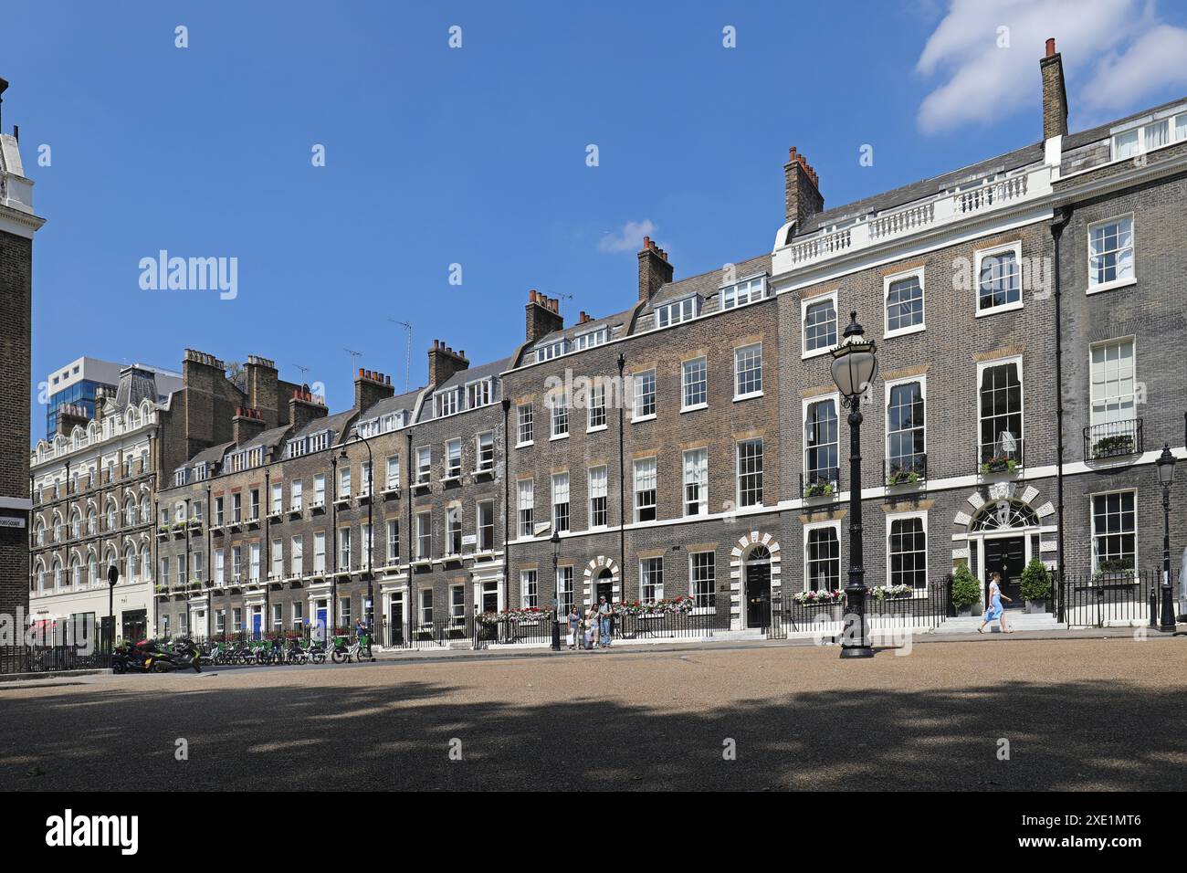 Georgianische Stadthäuser auf der Nordseite des Bedford Square und der Bayley Street, Bloomsbury, London, Großbritannien Stockfoto