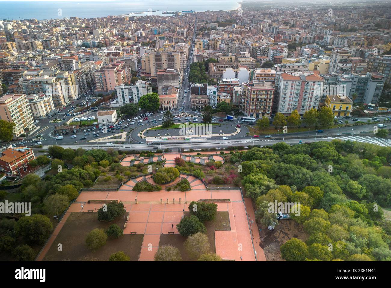 Aus der Vogelperspektive von Catania mit Gebäuden, Straßen und einem grünen Park im Vordergrund, der sich zur Küste hin erstreckt, Highlight Stockfoto