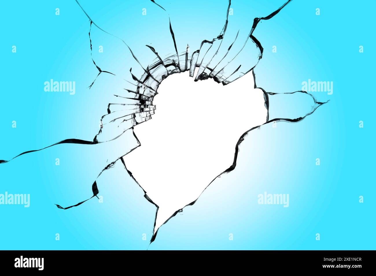 Gebrochenes Glas mit einem Loch in der Mitte auf blauem Hintergrund. Die Wirkung von Rissen auf das Fenster. Stockfoto