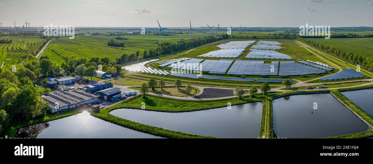 Umweltfreundliche Installation eines Photovoltaik-Kraftwerks und eines Windturbinenparks in der Nähe Stockfoto