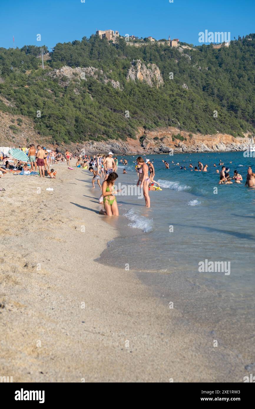 Die Leute Entspannen Sich Am Strand. Menschen im Meer schwimmen Stockfoto