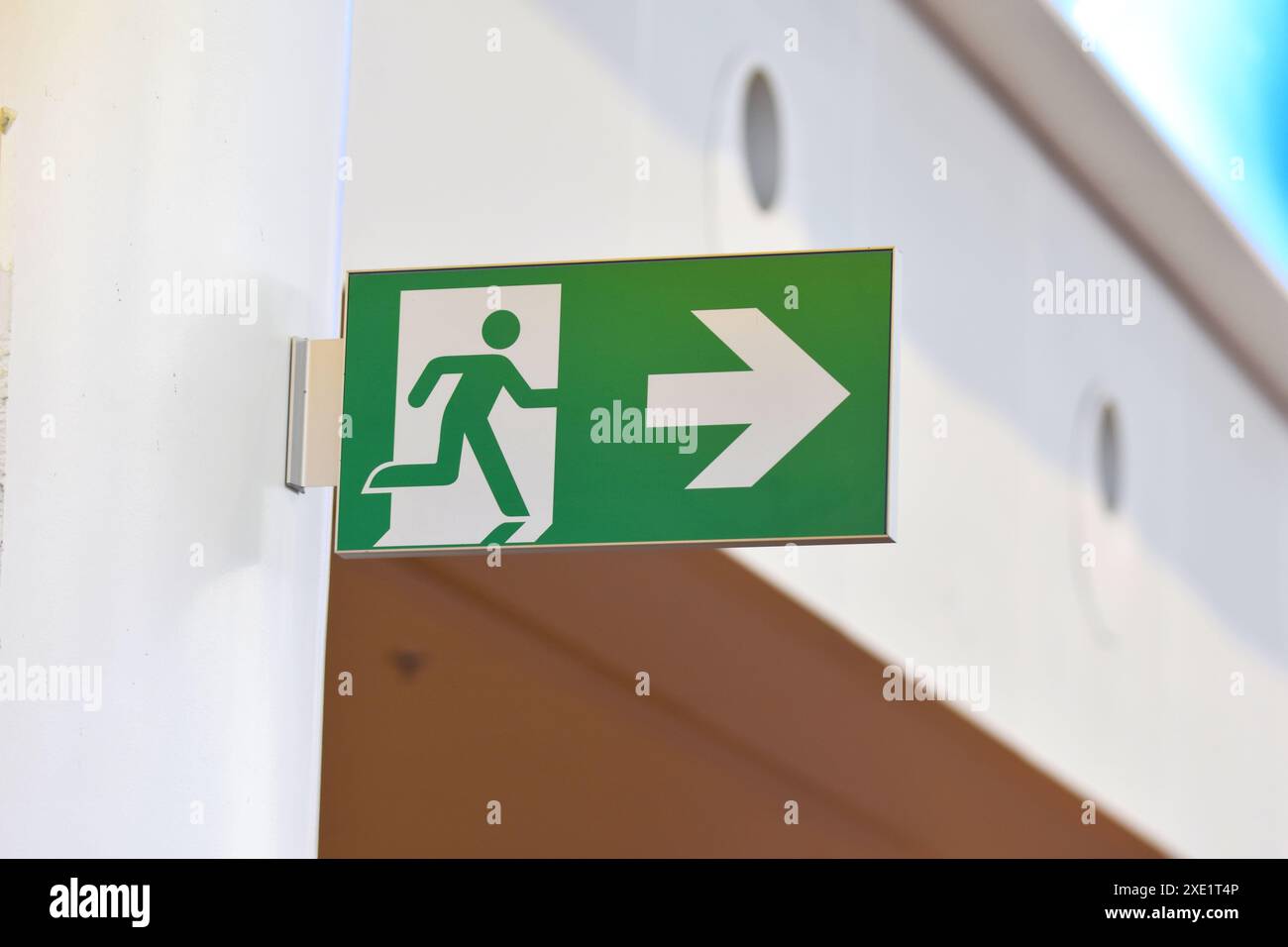 Grünes Notausstiegsschild. Abstrakte Kommunikation, internationale Symbole. Stockfoto