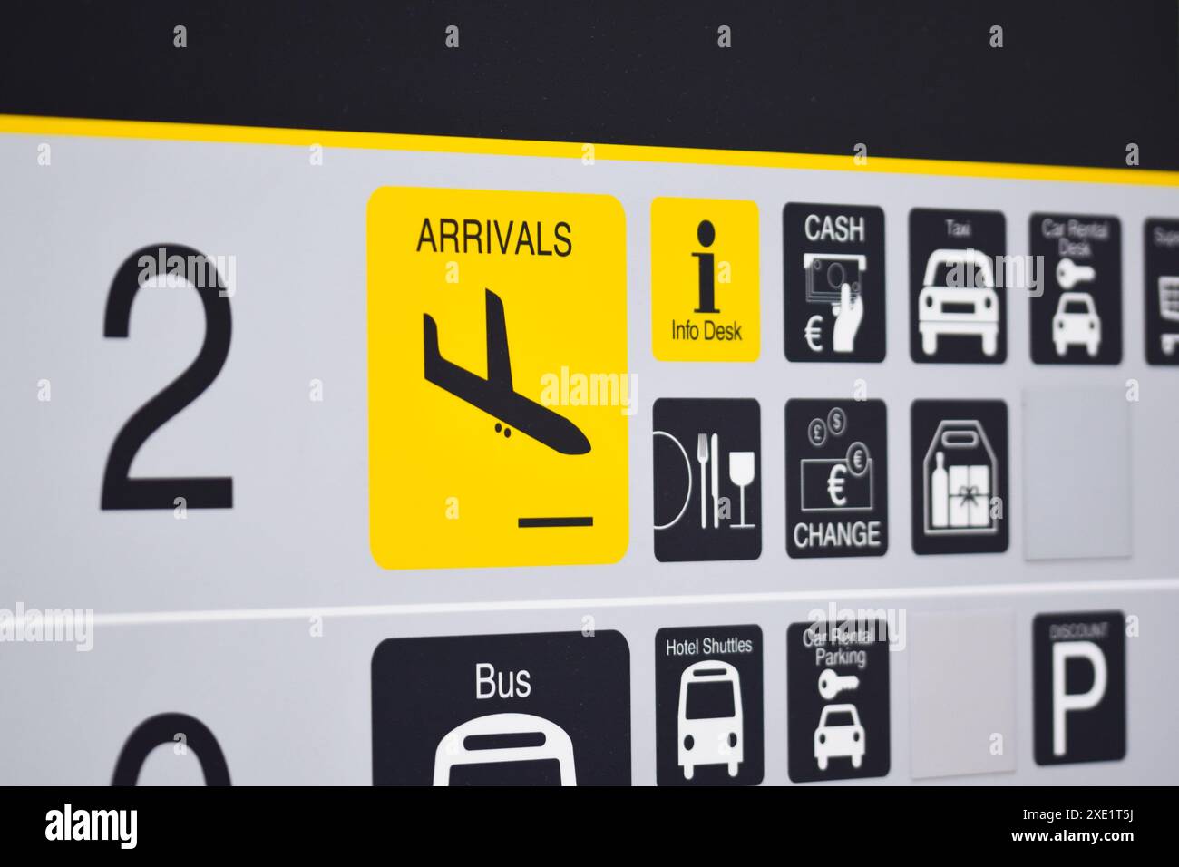 Gelbes Informationsschild mit Symbolen und Symbolen am Flughafen. Stockfoto