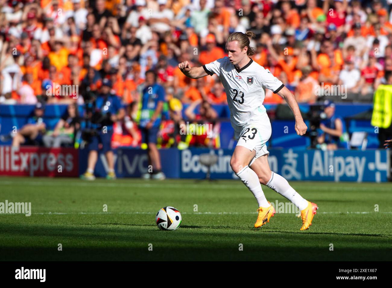 Berlin, Deutschland. Dienstag, 25. Juni 2024. Patrick Wimmer (Oesterreich, #23) am Ball, GER, Niederlande (NED) vs. Österreich (AUT), Fussball Europameisterschaft, UEFA EURO 2024, Gruppe D, 3. Spieltag, 25.06.2024 Foto: Eibner-Pressefoto/Michael Memmler/Alamy Live News Stockfoto