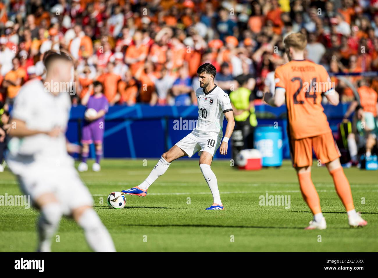 Berlin, Deutschland. Juni 2024. Florian Grillitsch (10) aus Österreich war beim Spiel der UEFA Euro 2024 in der Gruppe D zwischen den Niederlanden und Österreich im Olympiastadion in Berlin zu sehen. Quelle: Gonzales Photo/Alamy Live News Stockfoto