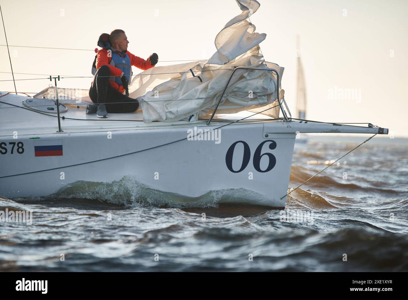 Russland, St.. Petersburg, 07. Juli 2023: Das Segelrennen, wenige Boote im Rollen fahren mit hoher Geschwindigkeit, Segelboote sind in Regatta in der Sonne Stockfoto