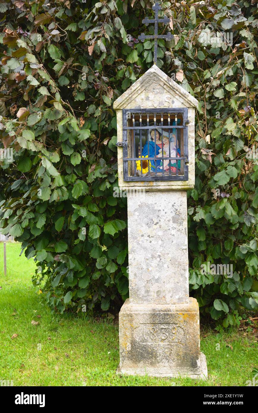 Schrein am Wegesrand in der freien Natur - religiöses Zeichen und Symbol Stockfoto