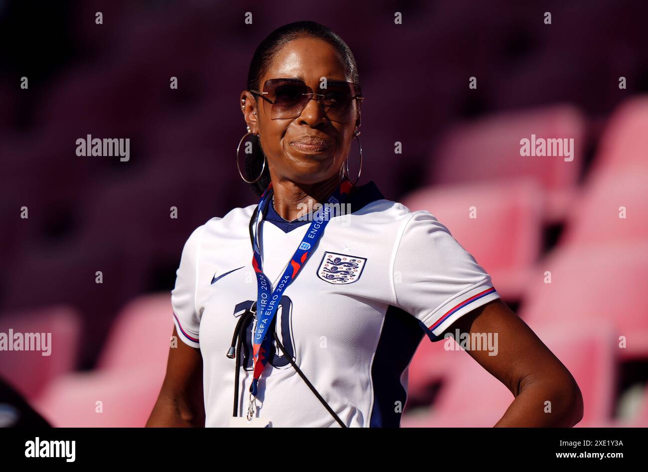 Denise Bellingham in der Tribüne vor dem Spiel der UEFA Euro 2024