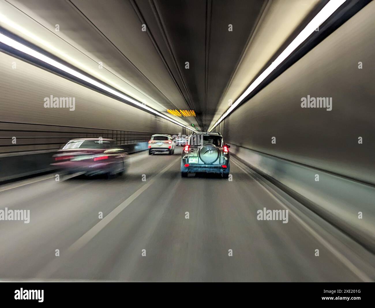 Fahren durch den Autobahntunnel – abstrakte Ansicht Stockfoto