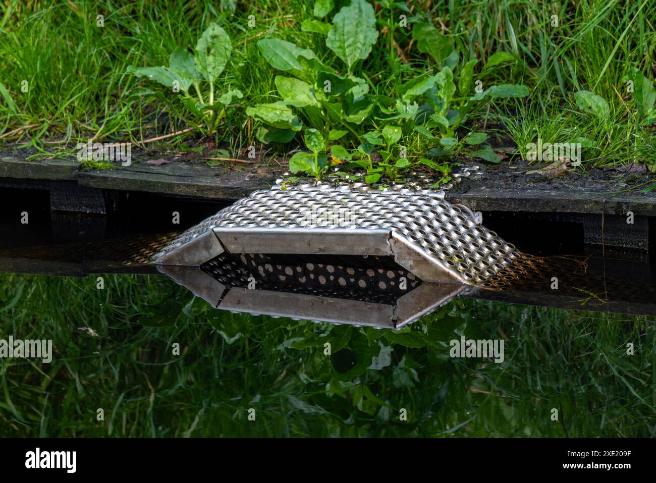 Die Fluchtrampe aus Metall ermöglicht es den eingeschlossenen Tieren, das Wasser, das in den Kanal gefallen ist, zu verlassen und sie vor dem Ertrinken zu bewahren Stockfoto
