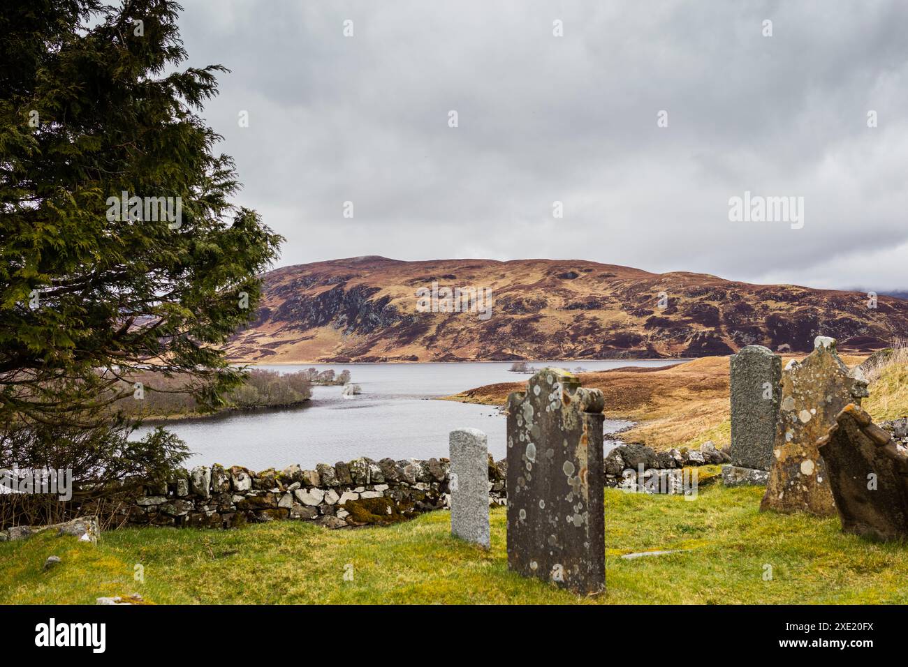 Elphin (Highlands, Schottland). Kriegsgräbnis und Cam Loch entlang der A835. Stockfoto