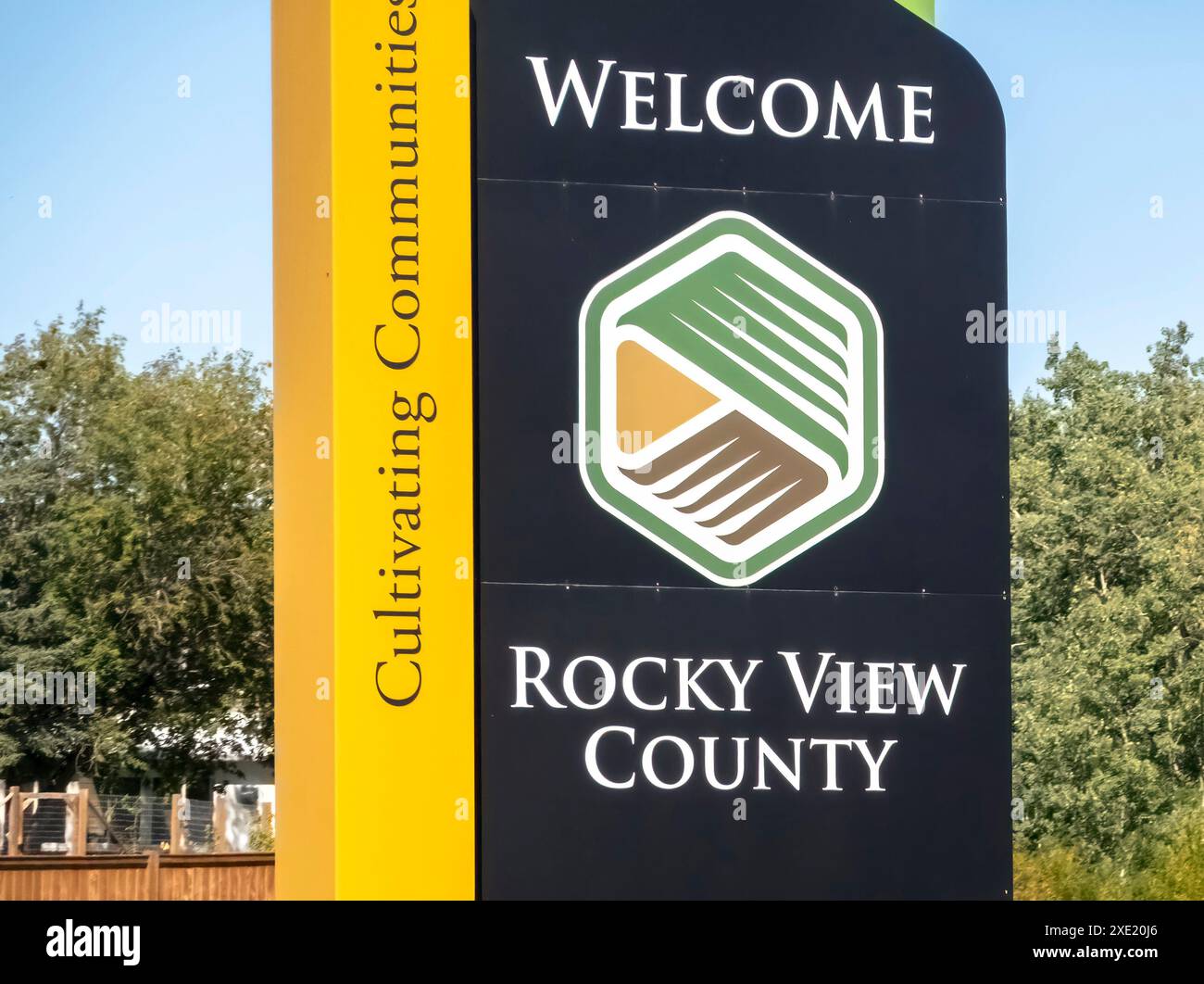 Cochrane, ab, Kanada. August 2023. Ein Begrüßungsschild für Rocky View County, ein Stadtbezirk im Süden Albertas, Stockfoto