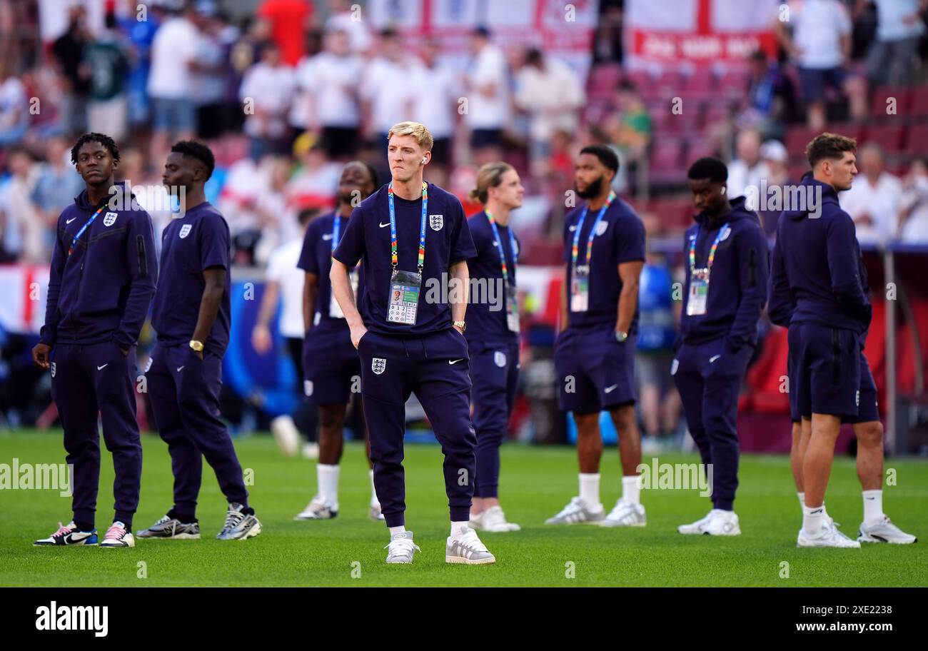 Der Engländer Anthony Gordon und seine Teamkollegen besichtigen das Spielfeld vor dem Gruppenspiel der UEFA Euro 2024 im Kölner Stadion. Bilddatum: Dienstag, 25. Juni 2024. Stockfoto