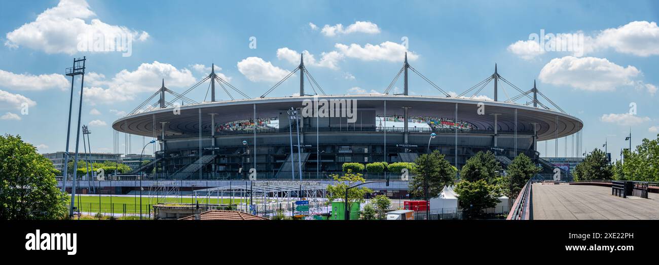 Panoramablick auf das Stade de France, das größte französische Stadion und Austragungsort der Olympischen Sommerspiele 2024 in Saint-Denis, Frankreich Stockfoto