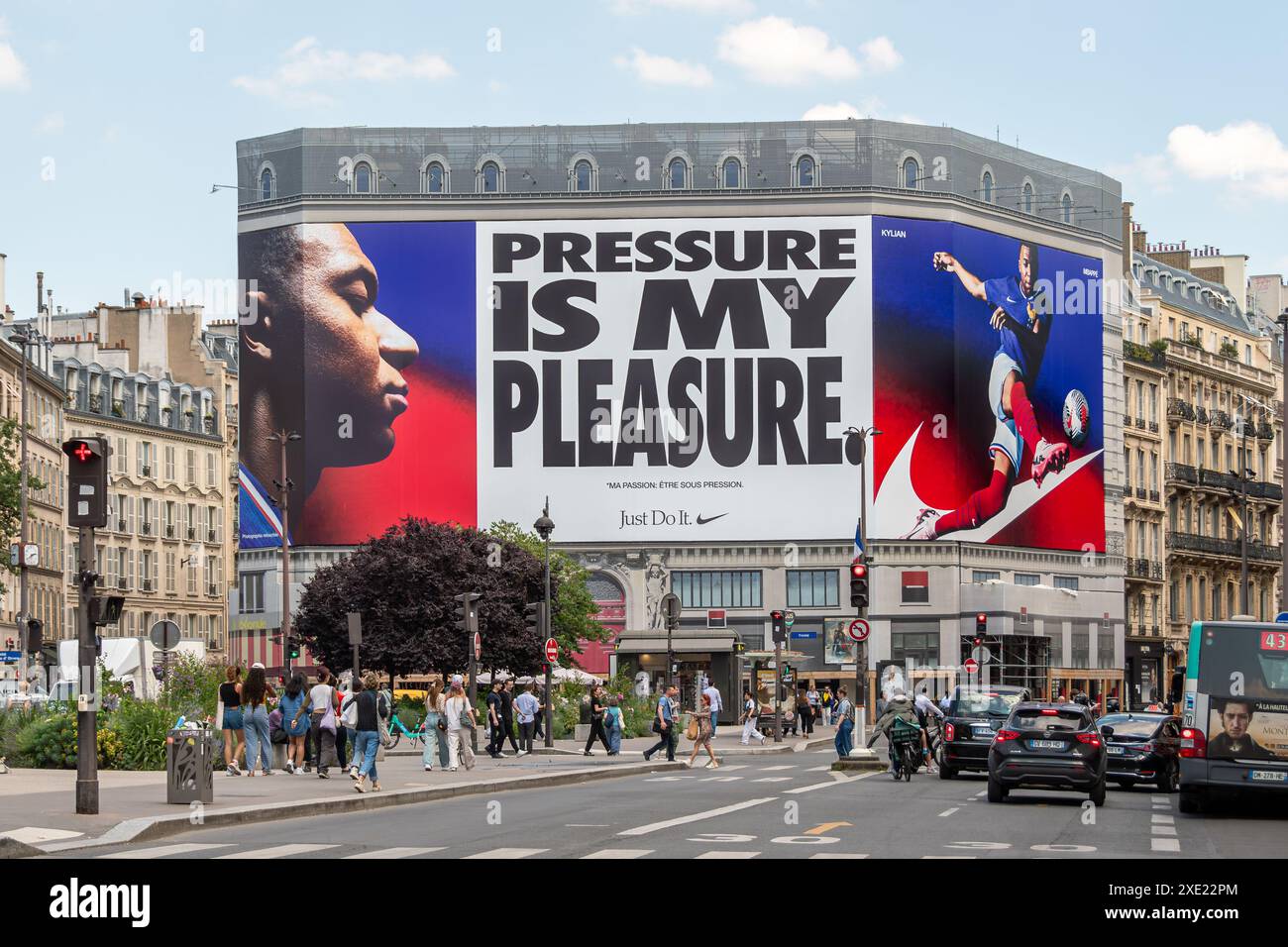 Werbetafel für Nike mit französischem Fußballstar Kylian Mbappé auf den Gerüsten eines Gebäudes in Paris, Frankreich Stockfoto