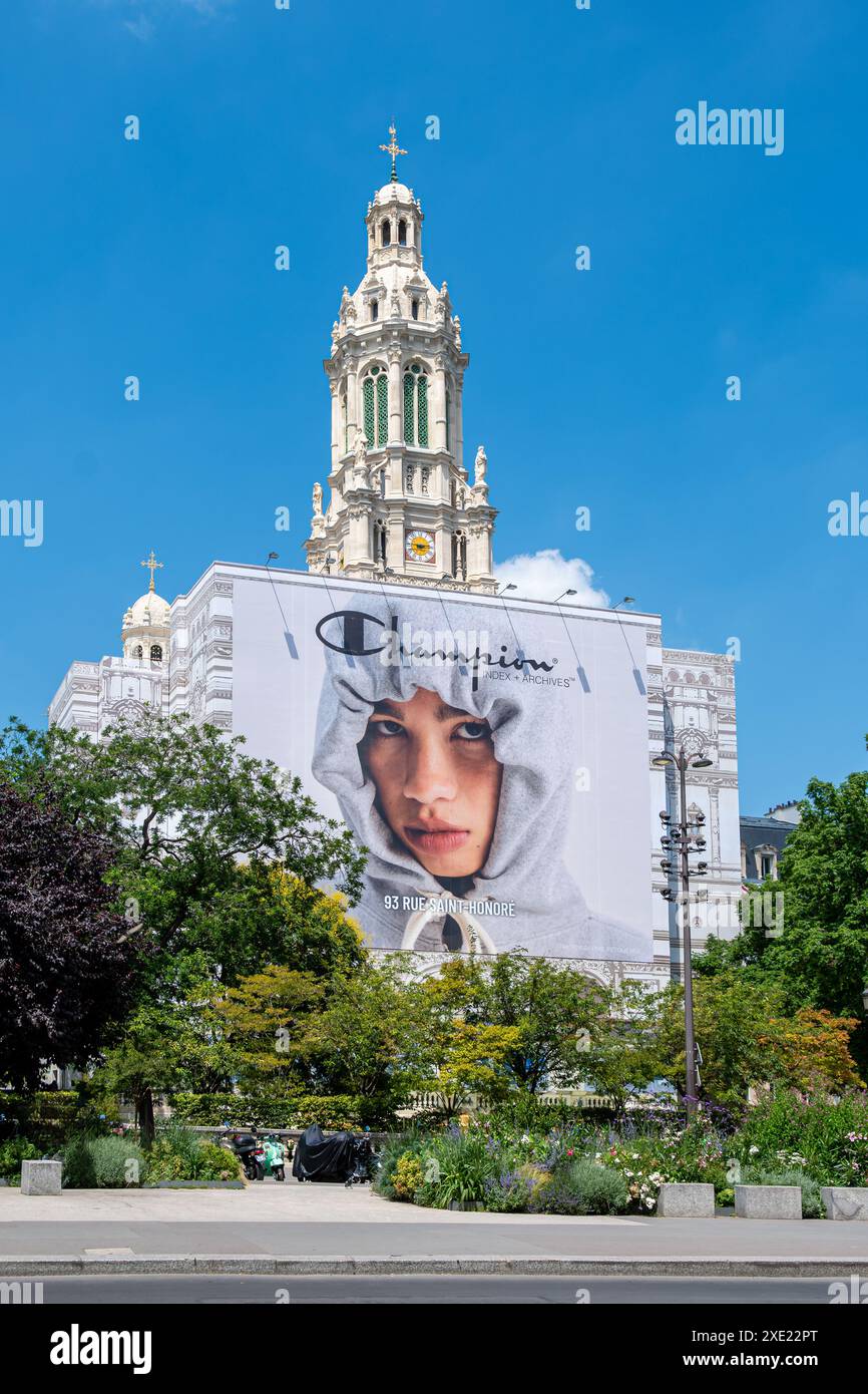 Werbetafel für Champion, eine amerikanische Sportbekleidungsmarke, auf den Gerüsten der Restaurierungsarbeiten in der Kirche Sainte-Trinité, Paris, Frankreich Stockfoto