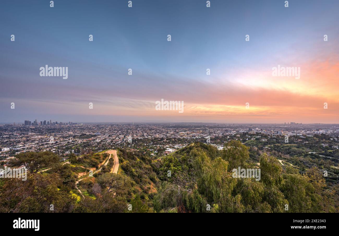 Endloses Los Angeles mit der Skyline der Innenstadt nach Sonnenuntergang Stockfoto